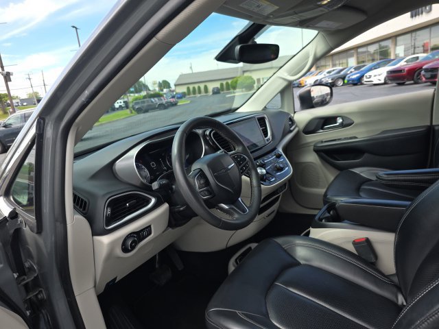 Used 2023 Chrysler Pacifica Touring-L FWD image 15