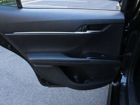 Used 2018 Toyota Camry SE w/ Moonroof Package FWD image 21
