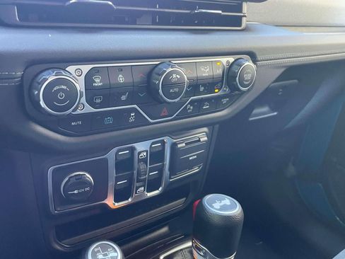 Used 2024 Jeep Wrangler Unlimited Sahara w/ Technology Group AWD/4WD image 29