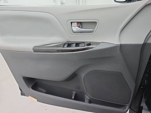 Used 2015 Toyota Sienna XLE image 27