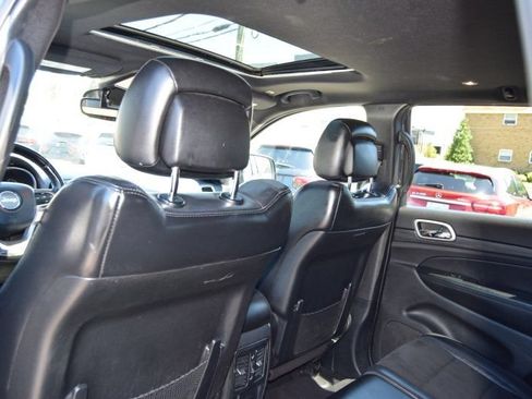 Used 2020 Jeep Grand Cherokee Laredo AWD/4WD image 39