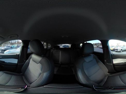 Used 2025 Chevrolet Trax LT image 36