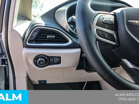 Used 2024 Chrysler Pacifica Touring-L FWD image 21