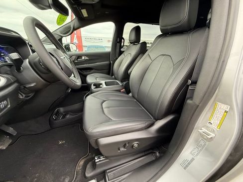 New 2026 Chrysler Pacifica Select AWD/4WD image 9