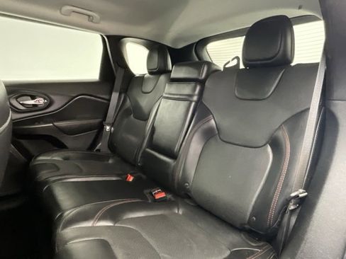 Used 2019 Jeep Cherokee Trailhawk image 7