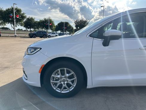 Used 2023 Chrysler Pacifica Touring-L FWD image 2