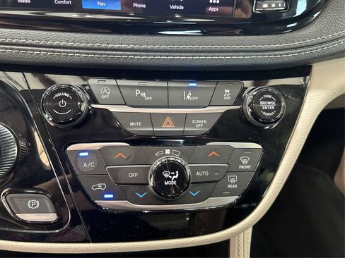 Used 2023 Chrysler Pacifica Limited FWD image 26