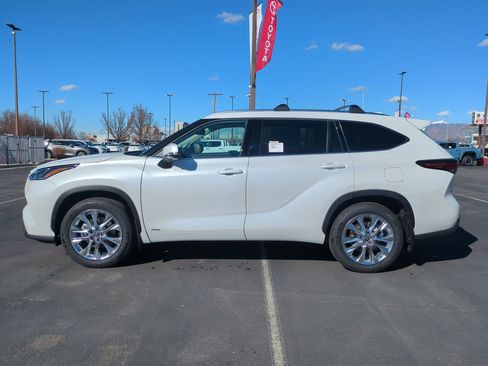 New 2026 Toyota Highlander Limited image 2