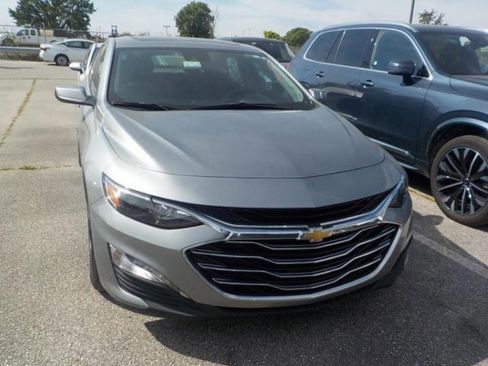 Used 2024 Chevrolet Malibu LT image 2