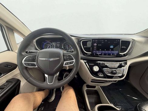 Used 2022 Chrysler Pacifica Touring-L FWD image 16
