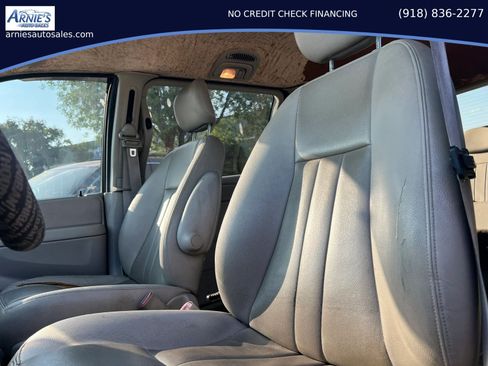 Used 2006 Chrysler Town & Country Touring w/ Leather Interior Group FWD image 7