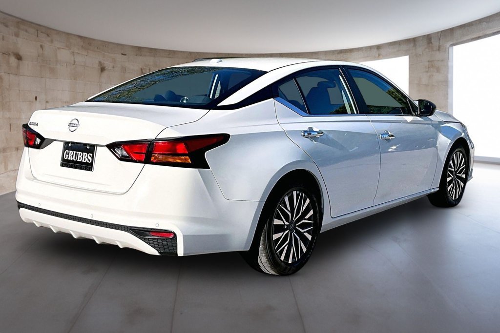 Used 2025 Nissan Altima 2.5 SV FWD image 2