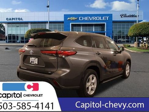 Used 2022 Toyota Highlander LE AWD/4WD image 3