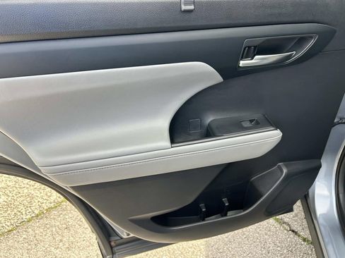 Used 2021 Toyota Highlander XLE image 23