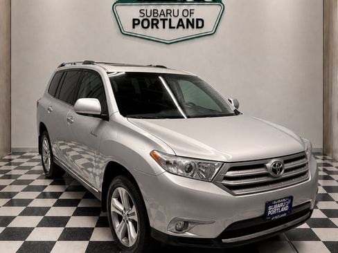 Used 2012 Toyota Highlander Limited w/ Tow Pkg AWD/4WD image 3