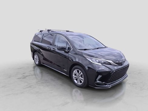 Used 2021 Toyota Sienna AWD image 2