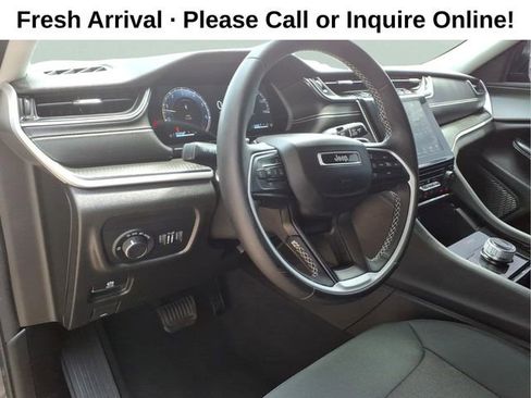 Used 2023 Jeep Grand Cherokee Laredo AWD/4WD image 13