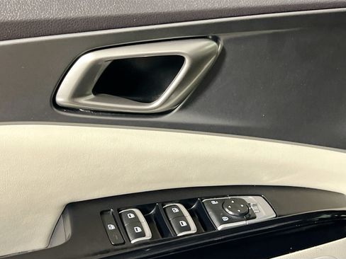 Used 2024 Kia Carnival LX FWD image 16