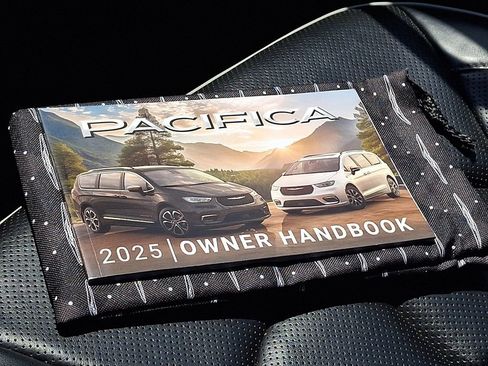 Used 2025 Chrysler Pacifica Limited FWD image 28