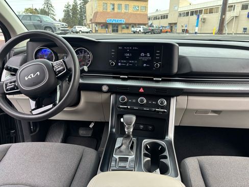 Used 2022 Kia Carnival LX image 12