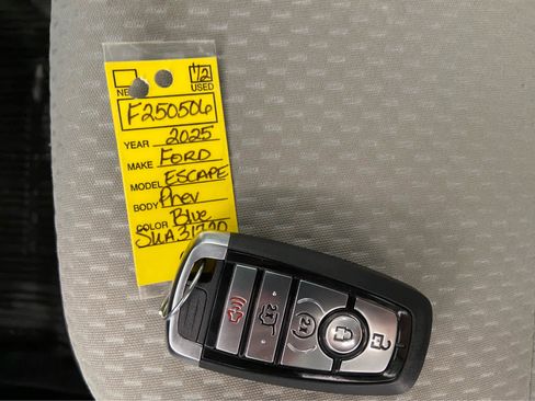 Used 2025 Ford Escape SE image 46