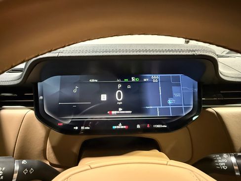 Used 2025 Land Rover Range Rover Long Wheelbase SE image 33