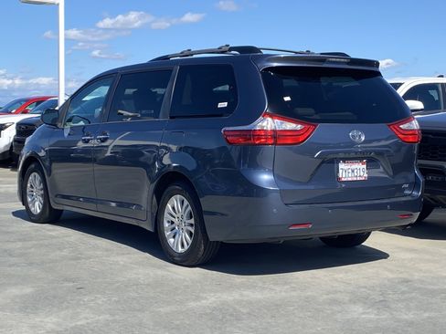 Certified 2017 Toyota Sienna XLE Premium image 5