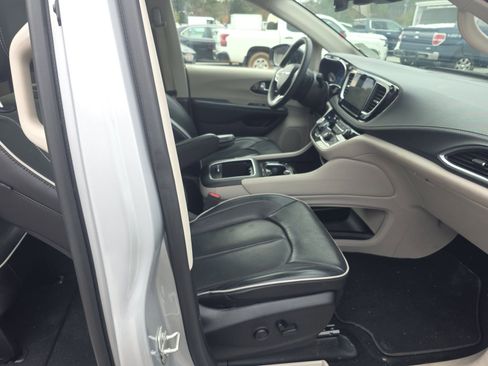 Used 2024 Chrysler Pacifica Limited image 7