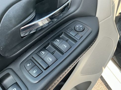 Used 2015 Chrysler Town & Country Touring FWD image 12