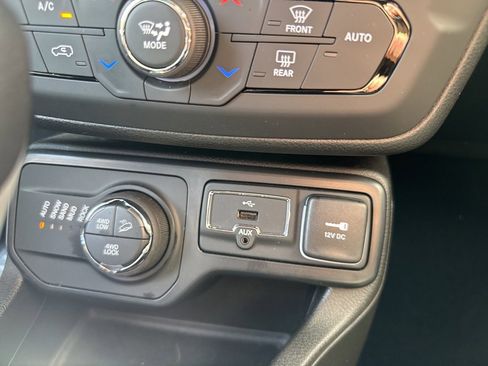 Used 2023 Jeep Renegade Trailhawk image 37