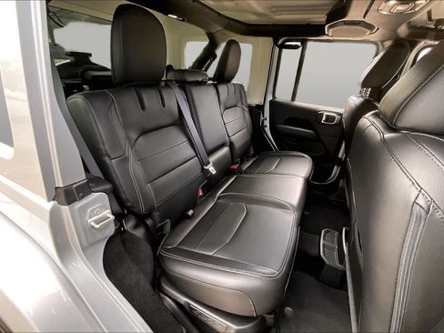 Used 2023 Jeep Wrangler Unlimited Sahara w/ Cold Weather Group AWD/4WD image 18