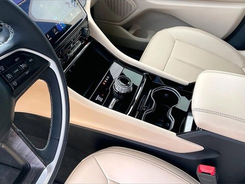 Used 2023 Jeep Grand Cherokee Limited image 14