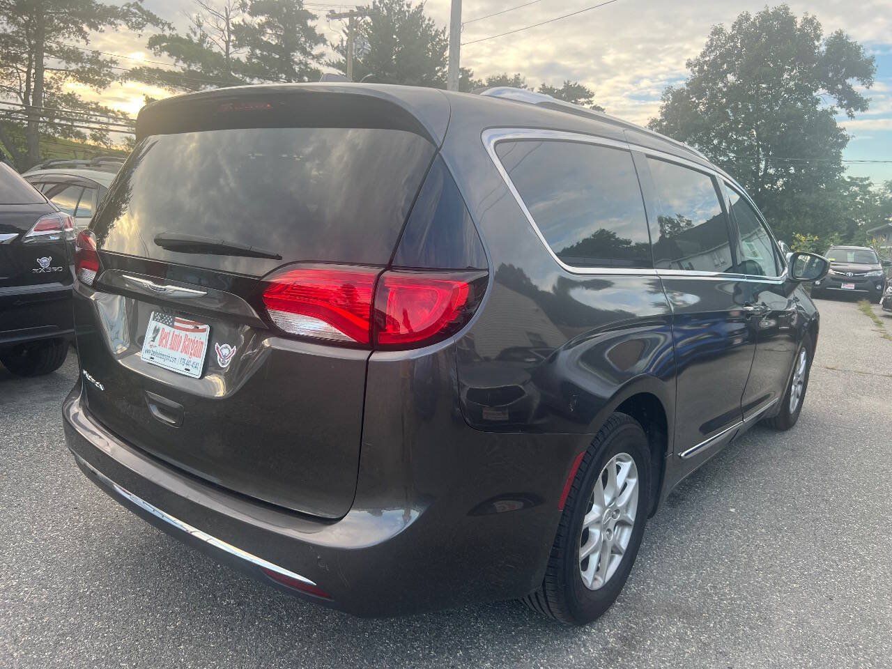 Used 2020 Chrysler Pacifica Touring-L FWD image 6