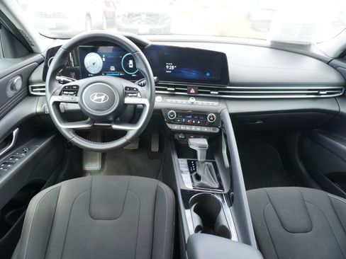 Used 2024 Hyundai Elantra SEL w/ Convenience Package FWD image 2