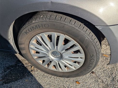 Used 2011 Volkswagen Golf 4-Door image 9