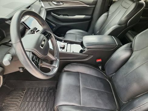 Used 2022 Jeep Grand Cherokee Overland w/ Luxury Tech Group IV AWD/4WD image 12
