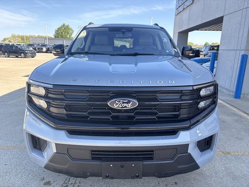 Used 2025 Ford Expedition Active AWD/4WD image 2