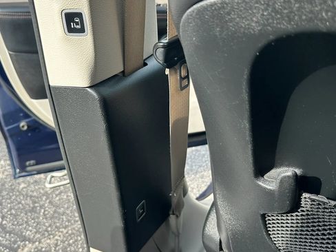 Used 2017 Chrysler Pacifica Touring-L FWD image 24