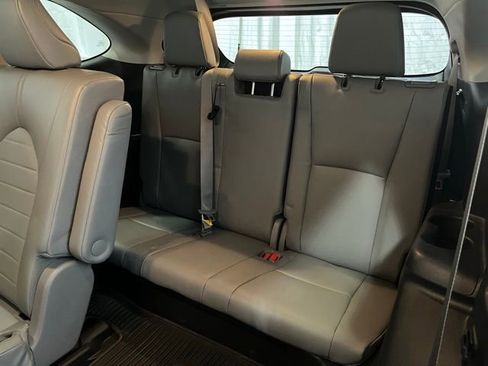 Used 2022 Toyota Highlander XLE AWD/4WD image 12