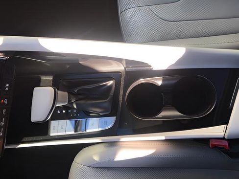 Used 2023 Hyundai Elantra Limited w/ Preferred Accessory Package image 19