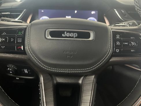 Used 2022 Jeep Grand Cherokee Overland w/ Luxury Tech Group IV AWD/4WD image 64