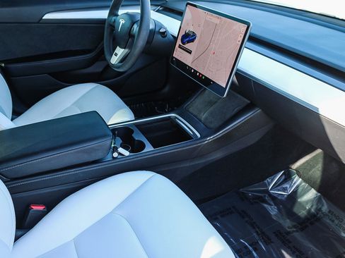 Used 2021 Tesla Model 3 Standard Range Plus image 17