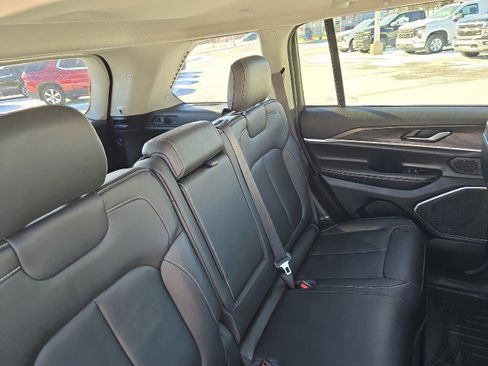 Used 2022 Jeep Grand Cherokee Limited image 42