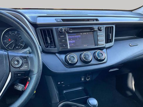 Used 2018 Toyota RAV4 LE FWD image 7