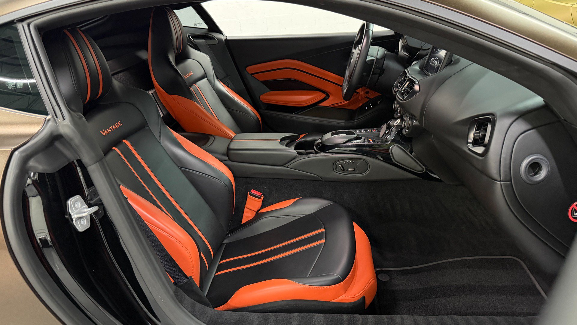 Used 2021 Aston Martin V8 Vantage Coupe RWD image 40