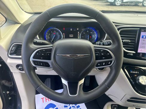 Used 2023 Chrysler Pacifica Touring-L image 18