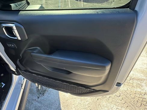 Used 2023 Jeep Wrangler Unlimited image 18