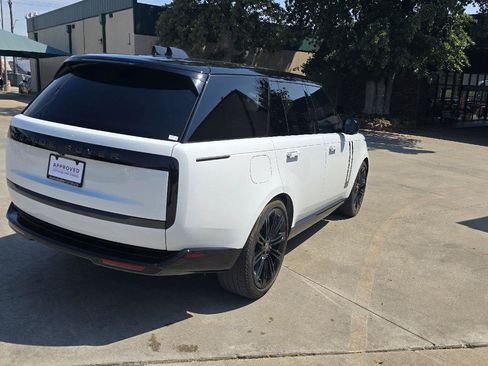 Used 2024 Land Rover Range Rover SE AWD/4WD image 4