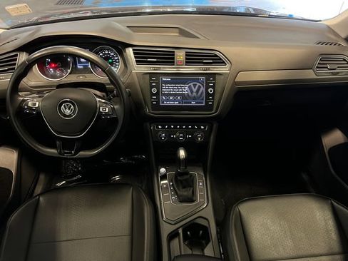 Used 2018 Volkswagen Tiguan SE w/ Panoramic Sunroof Package FWD image 18