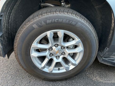 Used 2026 Chevrolet Suburban LT w/ Comfort Package AWD/4WD image 5